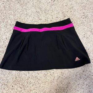 Women’s Adidas Tennis skirt size M in Pink and Black!